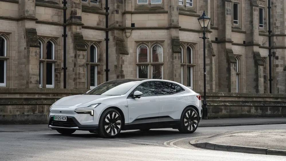 {"fr":"Voiture électrique Polestar stationnée devant un bâtiment historique en ville.","nl":"Elektrische Polestar auto geparkeerd voor een historisch gebouw in de stad."}