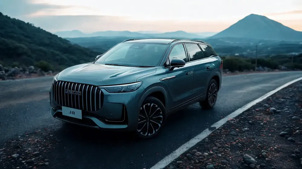 Jaguar SUV J8 op een bergweg bij schemering, schilderachtig landschap op de achtergrond.