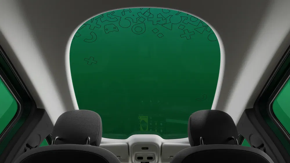 Intérieur de la Citroën Ami, toit panoramique avec motifs ludiques.
