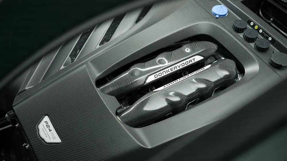 Moteur Donkervoort P24 en fibre de carbone avec logo distinctif, design sportif et moderne.