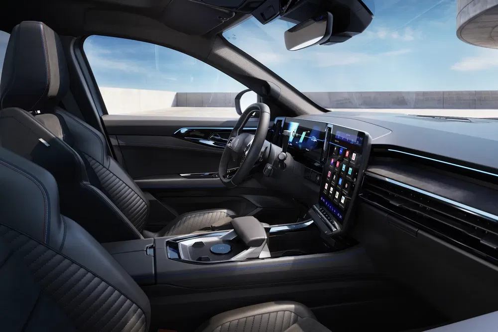 Moderne interieur van een elektrische SUV met digitale dashboards en luxe lederen afwerkingen.