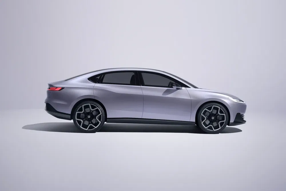 {"fr":"Profil latéral d'une voiture électrique moderne avec design aérodynamique et jantes sport élégantes.","nl":"Zijaanzicht van een moderne elektrische auto met aerodynamisch ontwerp en stijlvolle sportvelgen."}