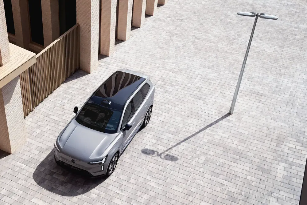 {"fr":"SUV NIO stationné sur pavés, vue aérienne, ombre portée par lampadaire.","nl":"NIO SUV geparkeerd op bestrating, luchtzicht, schaduw van lantaarnpaal."}