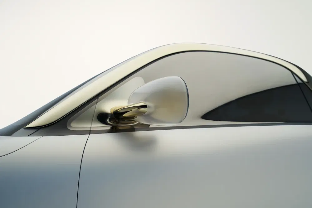 Zijspiegel van een moderne auto met strak en futuristisch ontwerp.