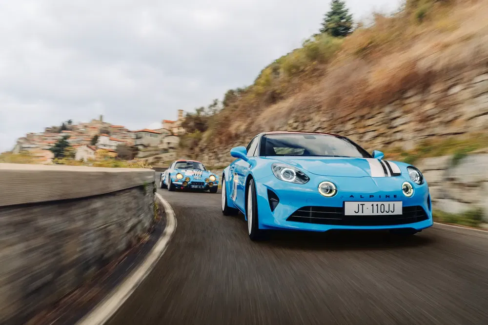 {"fr":"Voitures Alpine A110 bleues roulant sur route sinueuse près de village pittoresque.","nl":"Blauwe Alpine A110 auto's rijden op kronkelige weg nabij schilderachtig dorp."}