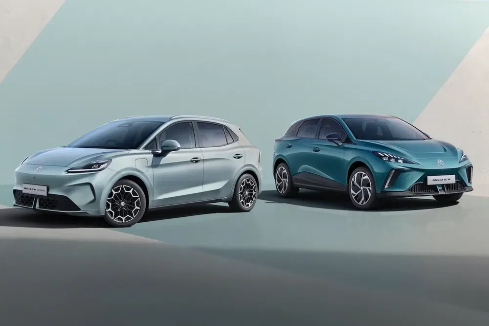 Twee elektrische MG-auto's, modellen ZS EV en MG4, geparkeerd tegen een neutrale achtergrond.