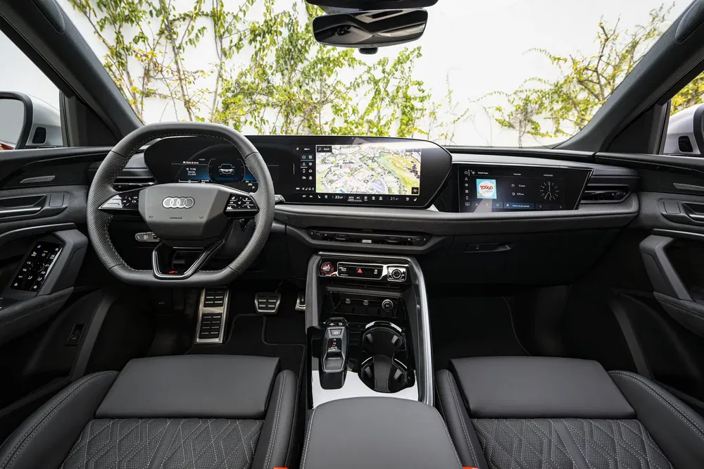Intérieur moderne Audi avec volant en cuir et écran tactile haute technologie.