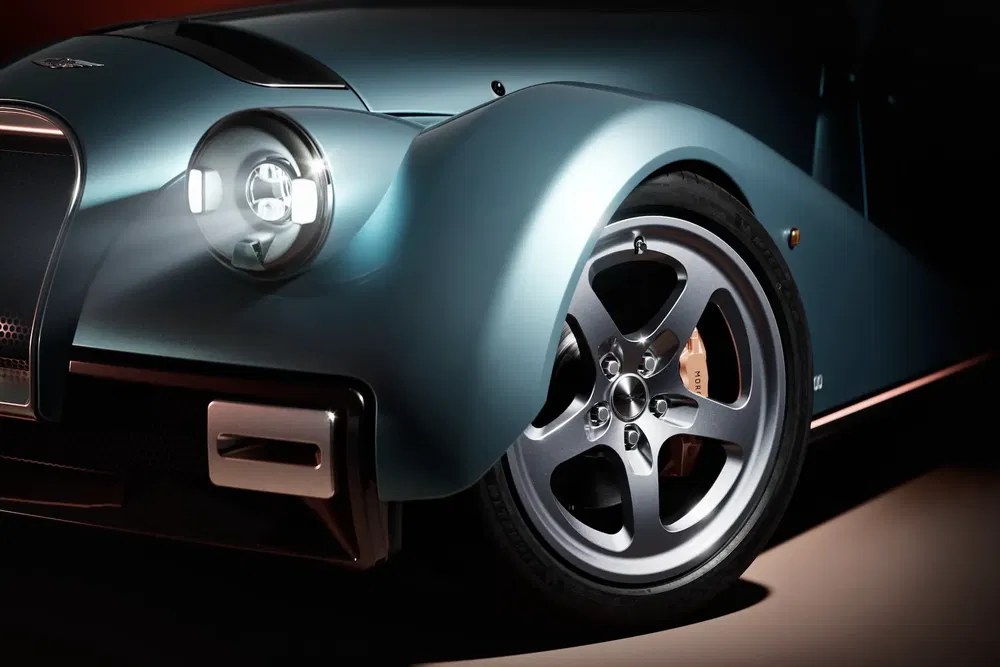 {"fr":"Gros plan sur le phare et l'aile élégante d'une Morgan Plus Four moderne.","nl":"Close-up van koplamp en spatbord van een moderne Morgan Plus Four."}