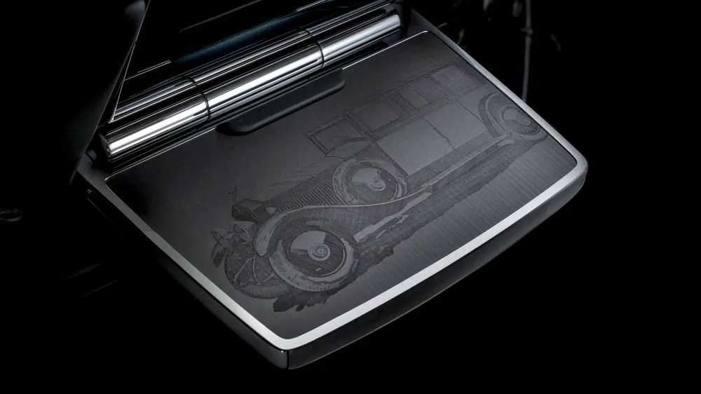 Détail de design Rolls-Royce, gravure artistique sur tableau de bord luxueux.