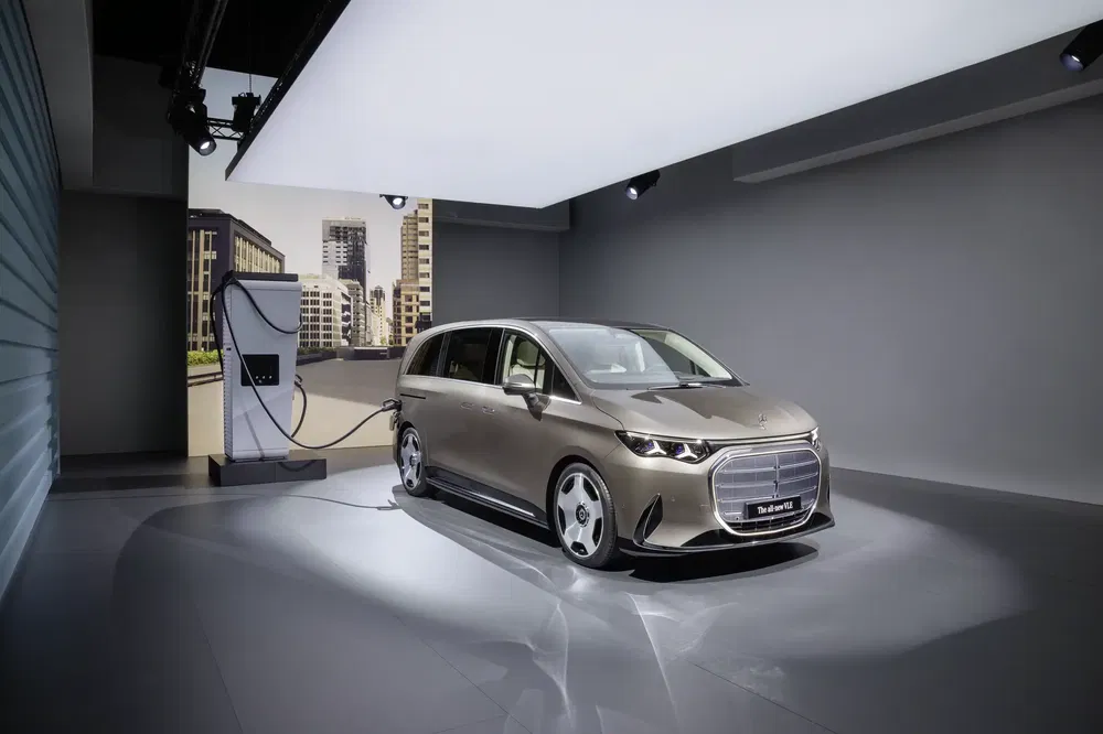 Elektrische conceptauto Zeekr 009 aan het opladen in een moderne, stijlvolle showroom.