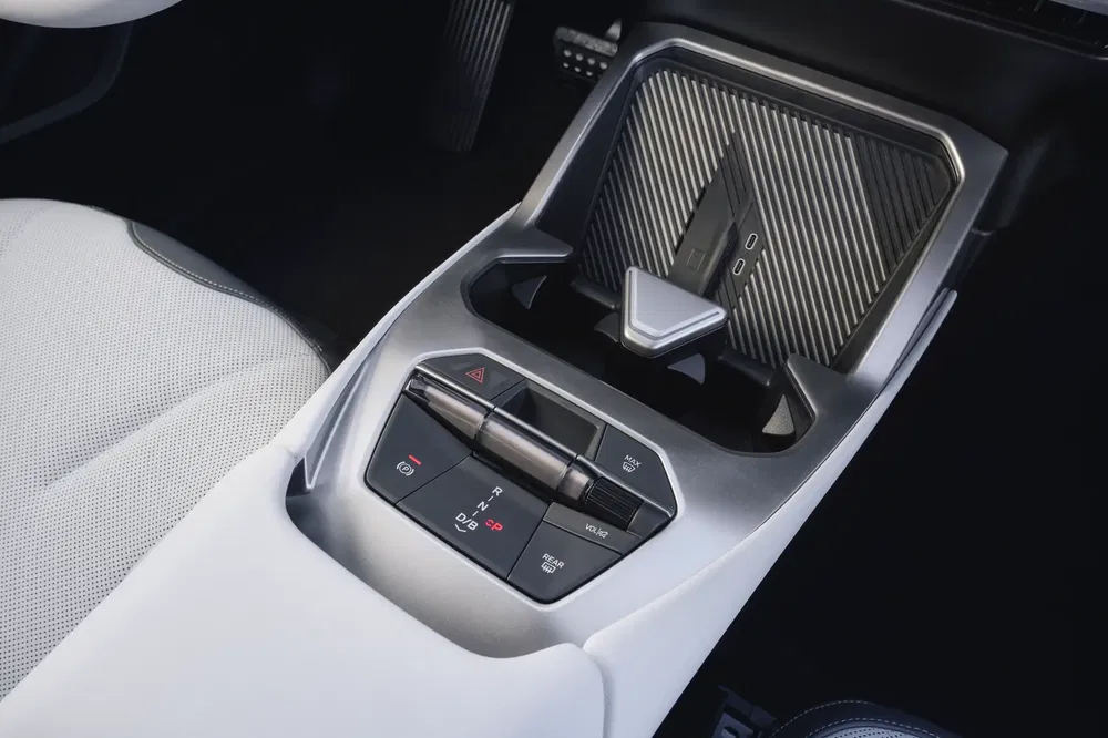 Moderne elektrische voertuigconsole met minimalistische, aanraakgevoelige bedieningsknoppen.