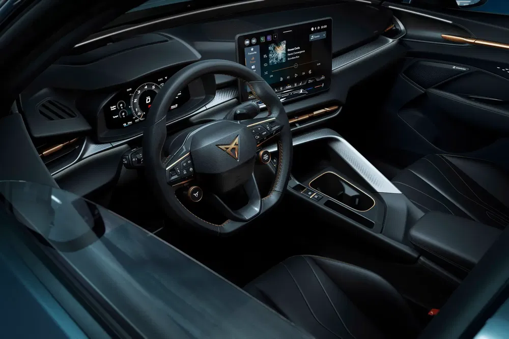 Modern interieur van Cupra, gestileerd stuurwiel en geavanceerde touchscreen-technologie.