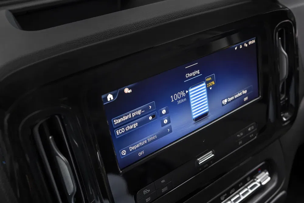 Écran de charge d'une voiture électrique, affichant 100% de batterie avec options Eco et Standard.