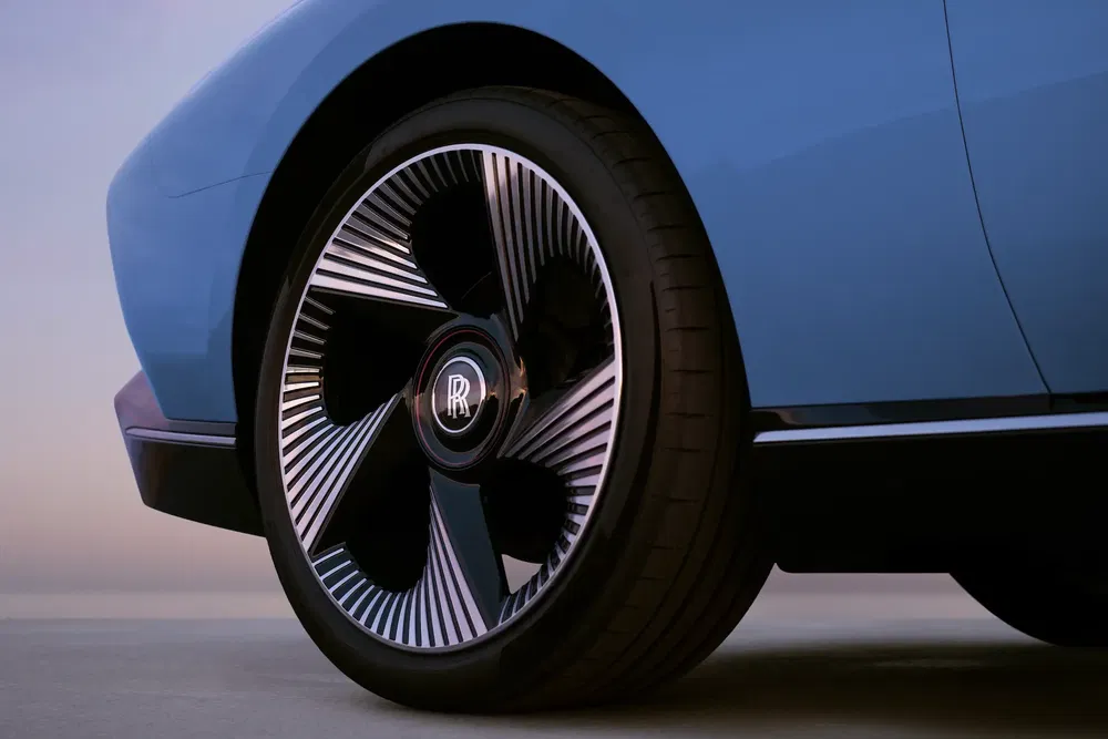 Close-up van het wielontwerp van een moderne lichtblauwe elektrische Rolls-Royce.
