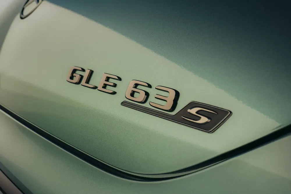 Détail de l'insigne Mercedes GLE 63 S sur une carrosserie vert métallique.