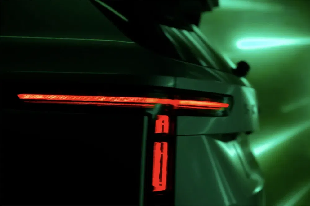 {"fr":"Feu arrière lumineux d'une voiture Skoda moderne en environnement éclairé vert.","nl":"Achterlicht van een moderne Skoda-auto met groene verlichting omgeving."}