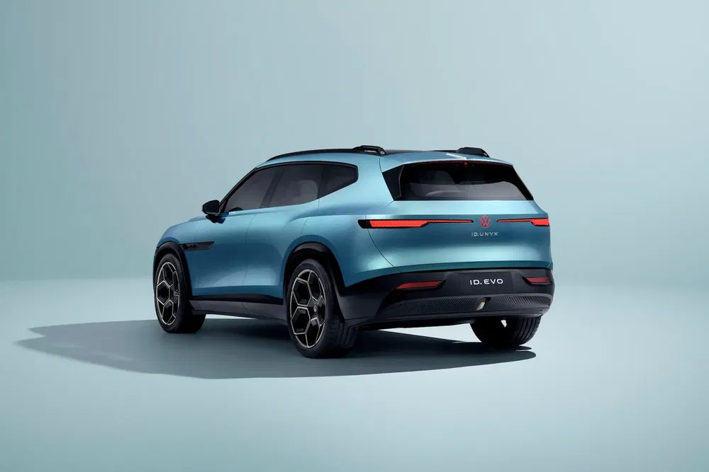Volkswagen ID. Evo SUV bleu, design moderne, vue arrière avec larges jantes noires.