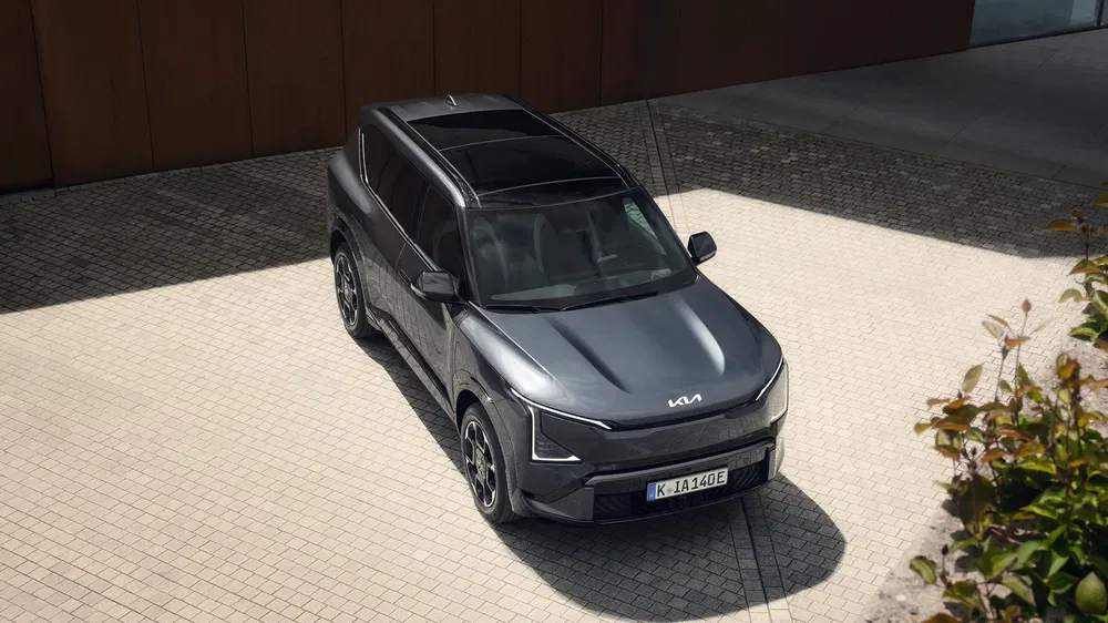 SUV Kia moderne stationné sur pavé, design élégant et contemporain.
