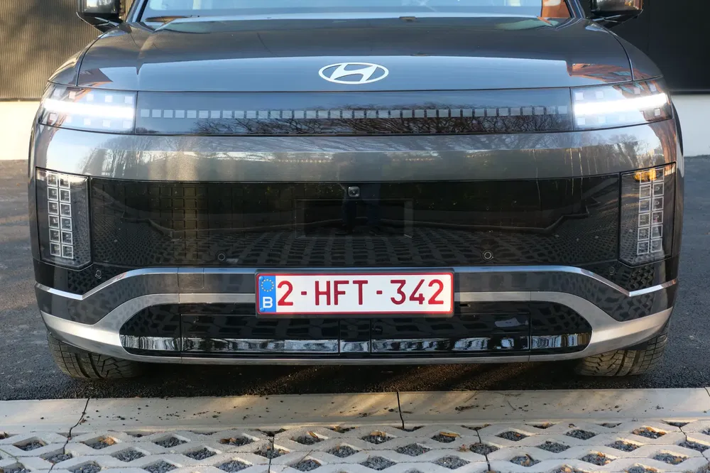 Vue avant d'une Hyundai noire moderne arborant une plaque d'immatriculation belge.