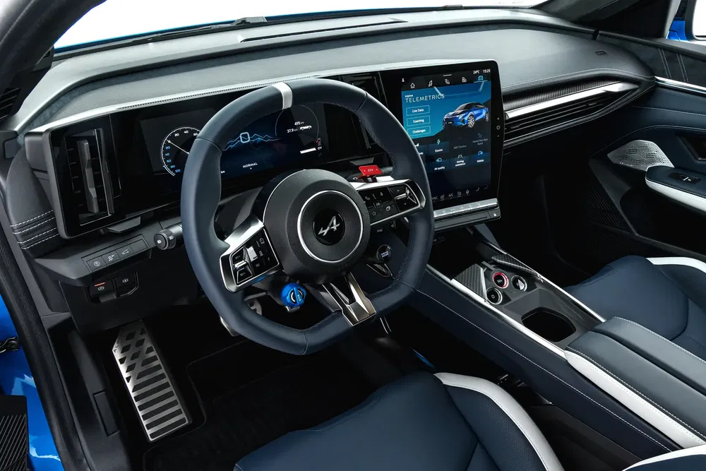 Intérieur de la Renault Austral avec écran tactile et volant moderne.