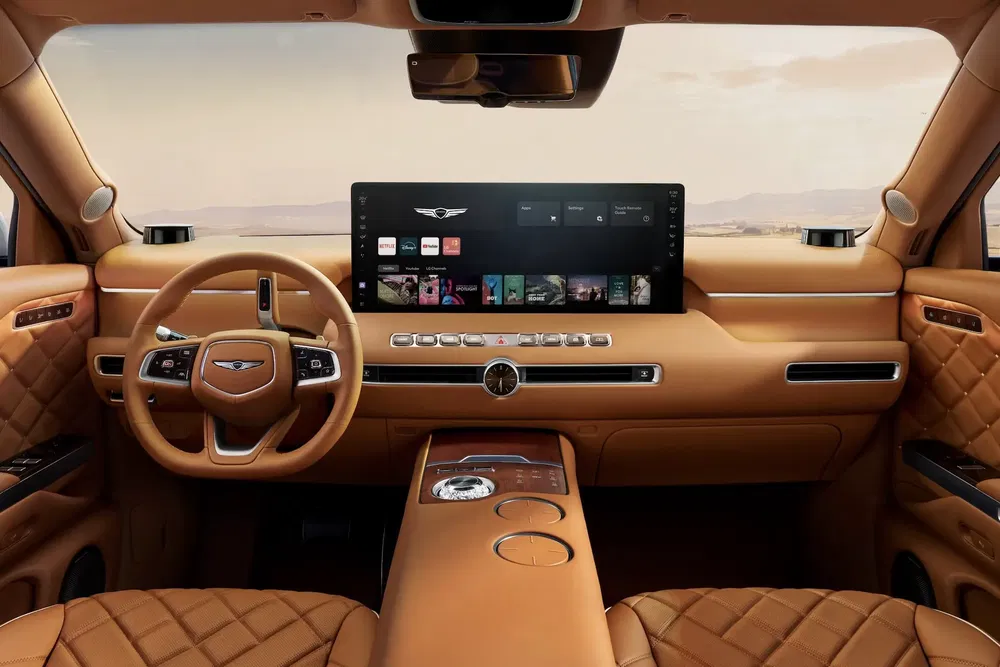 Intérieur luxueux d'un SUV Genesis avec tableau de bord numérique moderne et finition cuir.