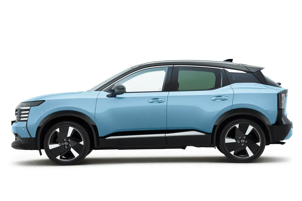 Hyundai Kona 2024 lichtblauw, zijaanzicht, moderne en futuristische lijnen.