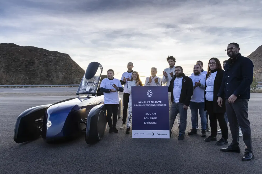 Renault Filante elektrische auto en team vieren een record van 1000 km per lading.
