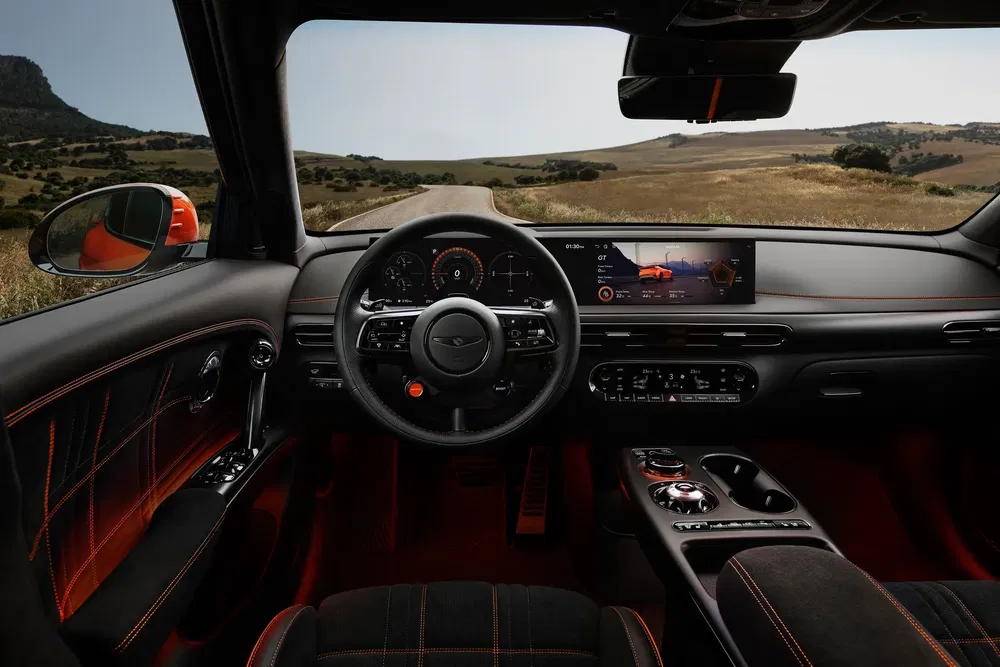 Intérieur de la Genesis G70 2023 avec tableau de bord numérique moderne et volant sportif.