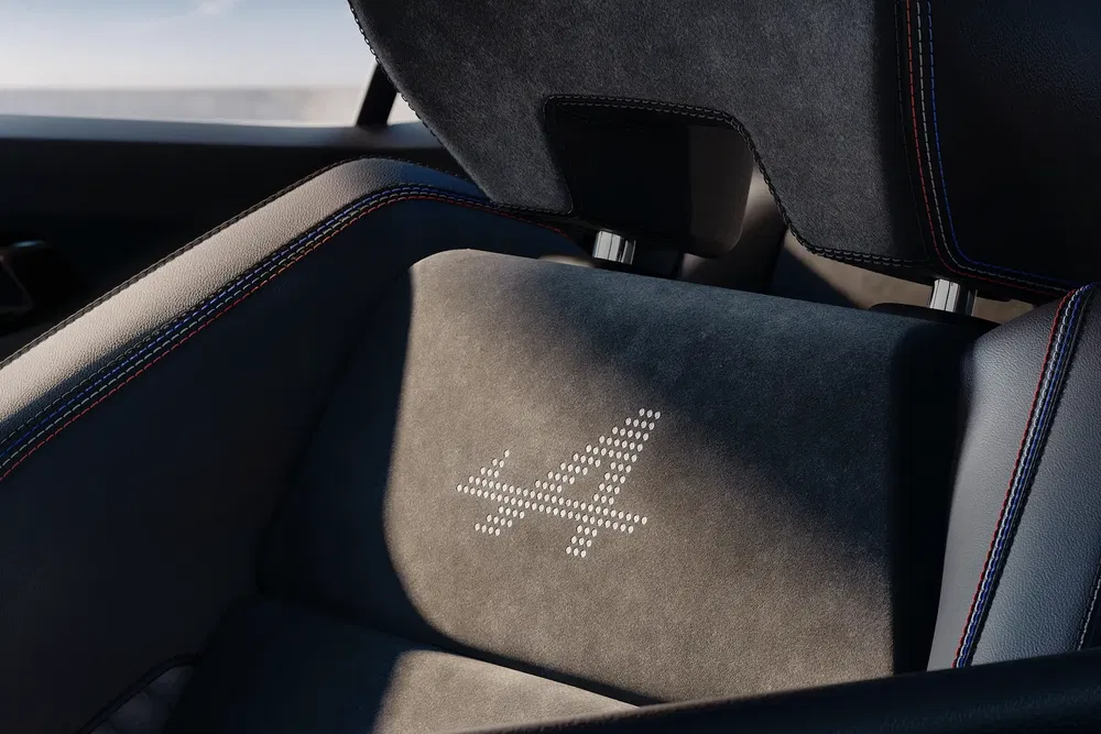 Alpine sportautostoelinterieur met geborduurd logo.