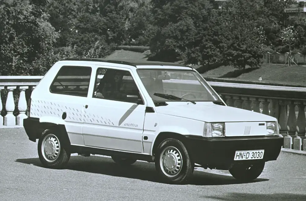 Fiat Panda Elettra uit de jaren 90, compacte auto voor groene parkachtergrond.