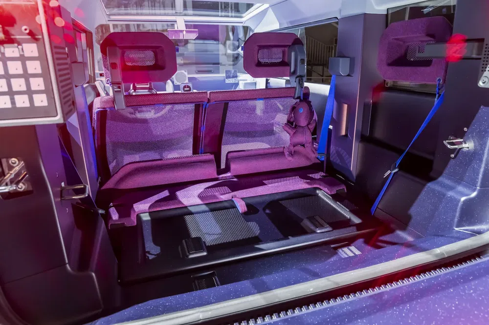 Futuristisch interieur van een Volkswagen ID.Buzz bestelwagen met verstelbare stoelen en geavanceerde technologie.