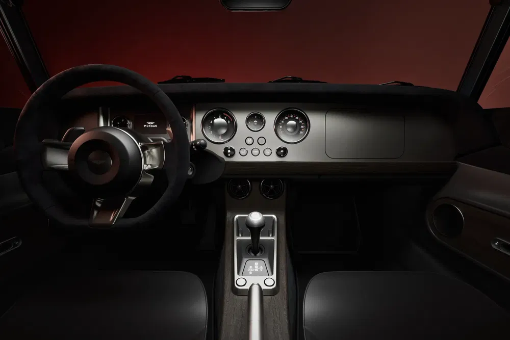 Intérieur d'une voiture retro-modèle avec tableau de bord vintage et levier de vitesse central.