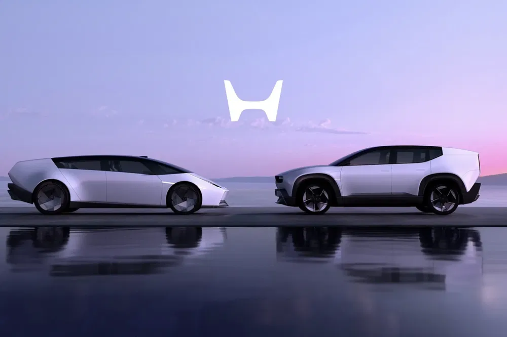 Concepts électriques Honda en duel sur une plage au crépuscule, logo Honda visible.