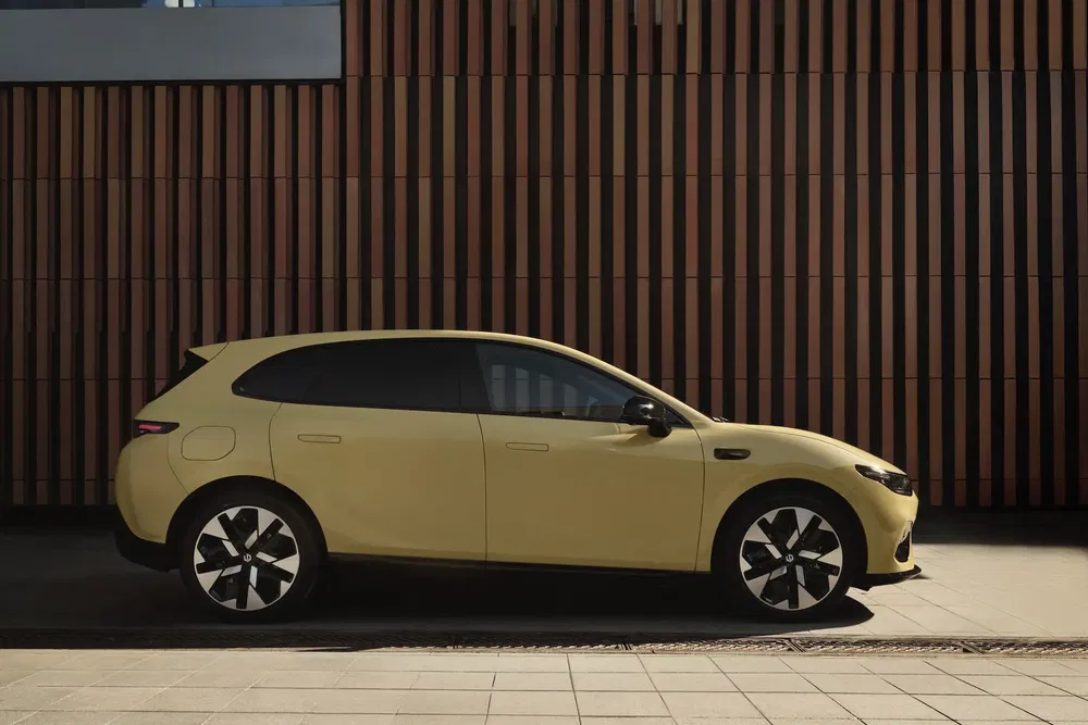 {"fr":"Volkswagen ID.3 jaune stationné devant un mur rayé moderne.","nl":"Gele Volkswagen ID.3 geparkeerd voor een moderne gestreepte muur."}
