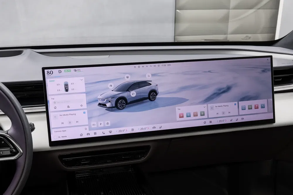 Écran de tableau de bord de voiture BYD montrant l'interface utilisateur multimédia et une image de voiture.