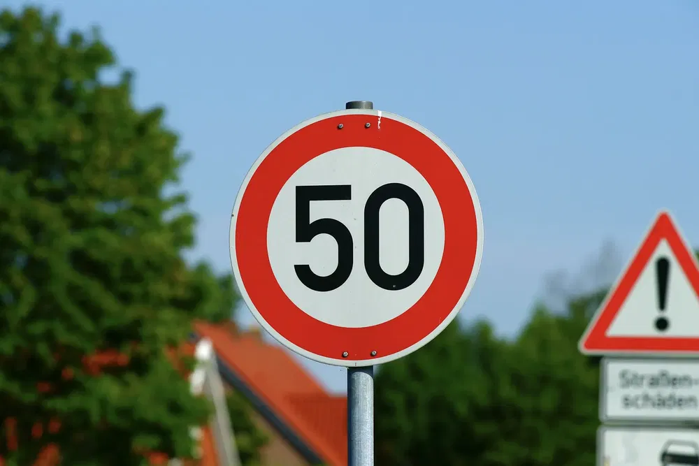 {"fr":"Panneau de limitation de vitesse à 50 km/h devant un arbre et un ciel bleu.","nl":"Verkeersbord met snelheidslimiet van 50 km/u tegen een blauwe lucht."}