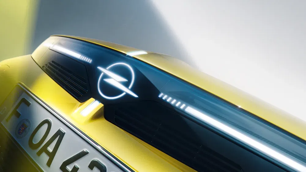 Moderne grille van Opel met verlicht logo en futuristisch ontwerp in felgeel.