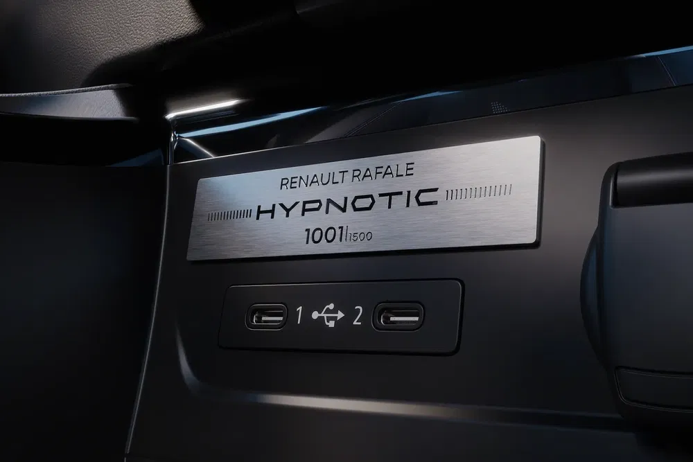 Renault Rafale Hypnotic beperkte oplage plaat met binnenste USB-poorten, nummer 100 van 500.
