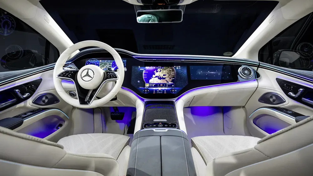 Intérieur futuriste de Mercedes avec éclairage LED et écran tactile central haute technologie.