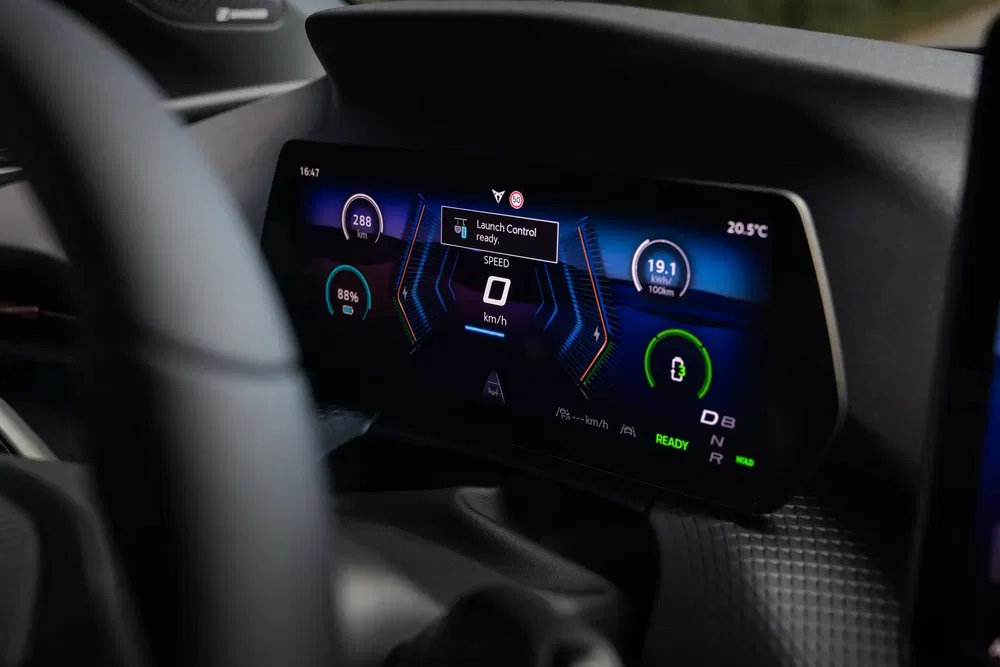 Tableau de bord numérique BMW affichant le lancement du contrôle prêt et les informations de vitesse.