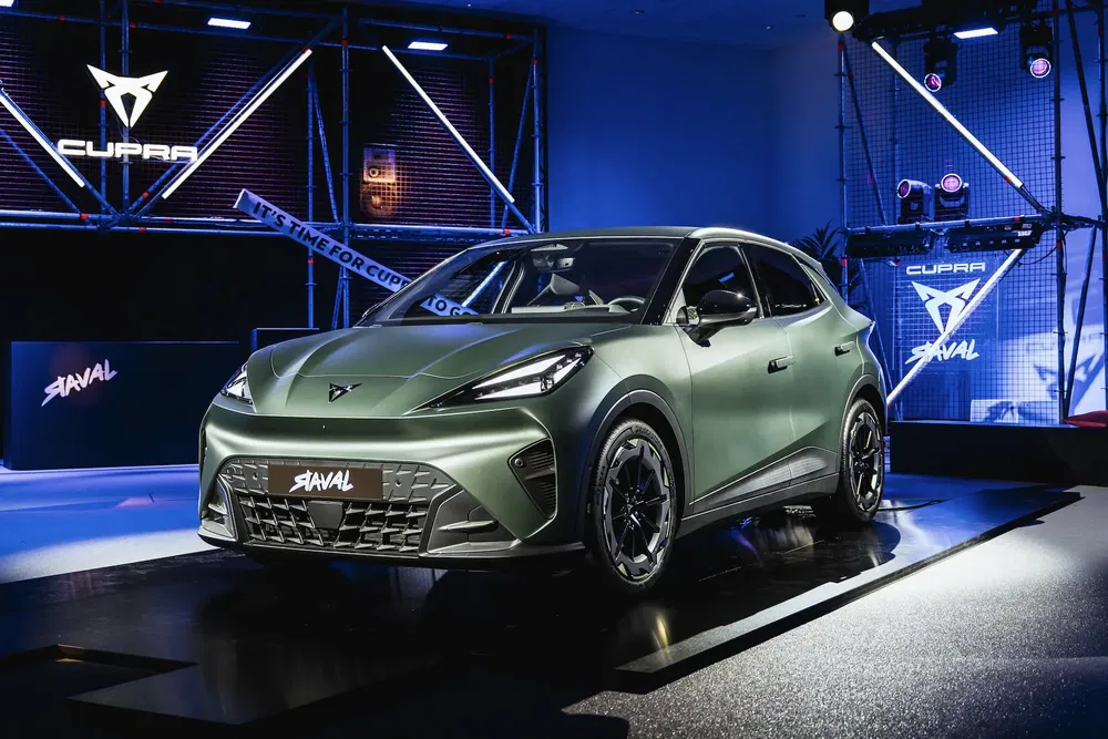 {"fr":"Cupra Tavascan compact, électrique, finition vert mat, éclairage de scène moderne et dynamique.","nl":"Cupra Tavascan SUV in matgroen, futuristisch ontworpen, op een show met intense verlichting."}