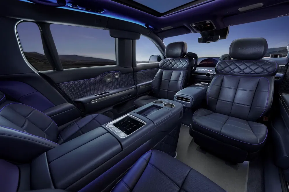 Intérieur luxueux d'une voiture moderne avec sièges en cuir et éclairage d'ambiance LED.
