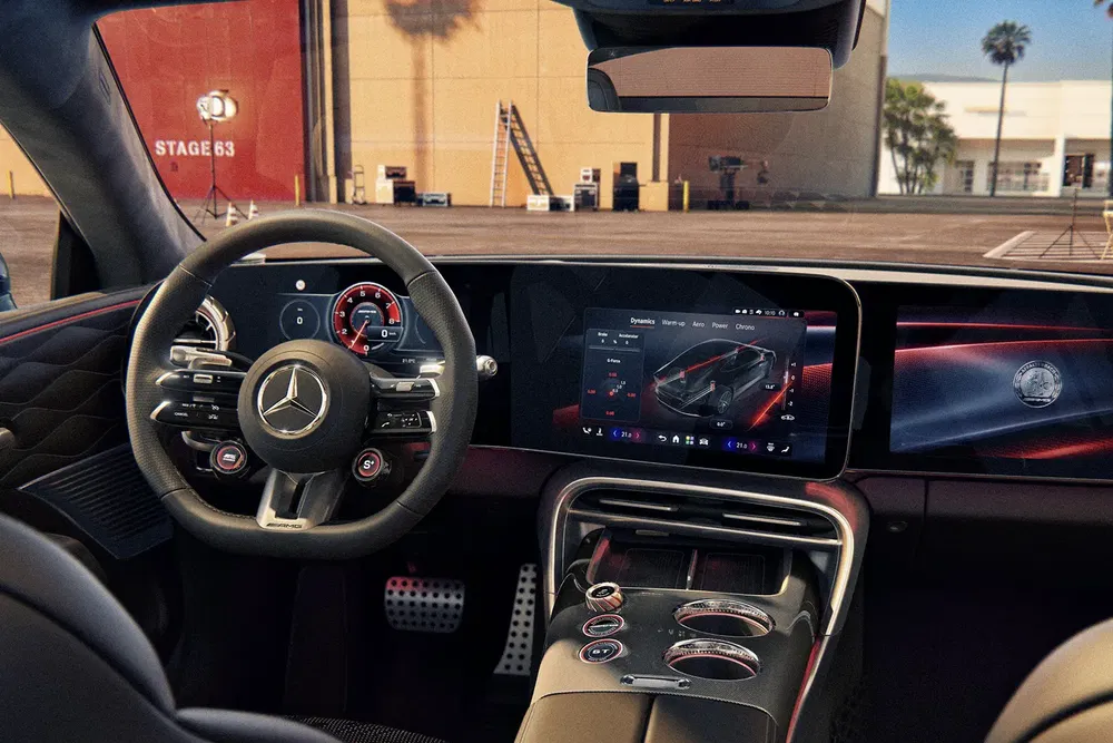 Hoogtechnologisch interieur van Mercedes met digitaal dashboard en multifunctioneel stuurwiel.