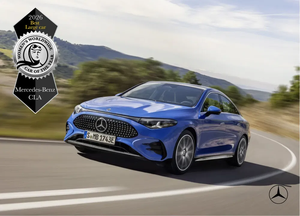 Mercedes-Benz CLA 2026 op kronkelige weg, bekroond als Beste Grote Auto van het jaar.