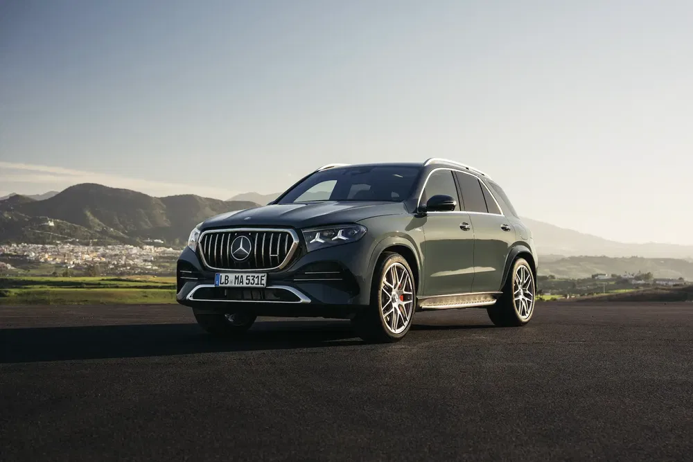 Mercedes-Benz EQB op weg, bergachtige achtergrond.