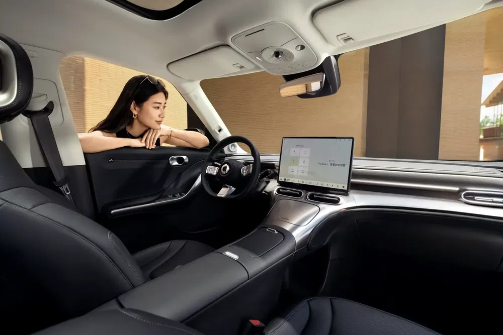 Intérieur moderne d'une voiture électrique Nio, écran tactile et sièges en cuir.