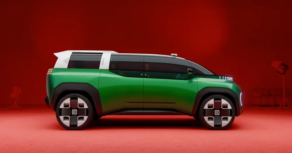 Groene futuristische Fiat conceptauto op rode studiobackground.