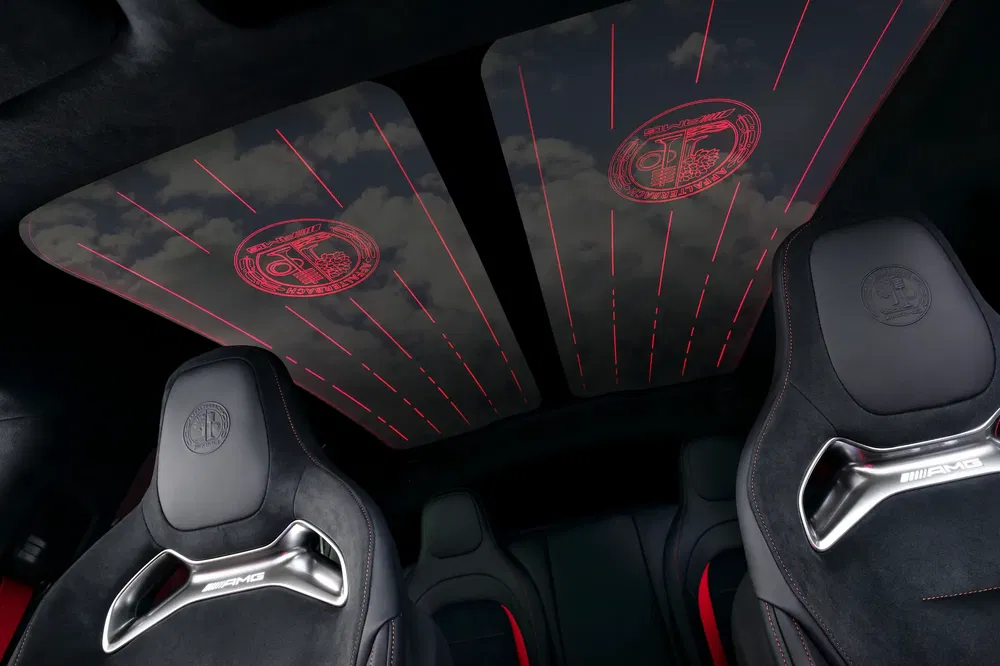 Interieur van Mercedes-AMG met sportstoelen en rood verlicht panoramadak.