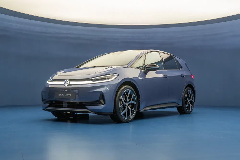 Volkswagen ID.3 Neo électrique bleu sur fond bleu moderne et lumineux.