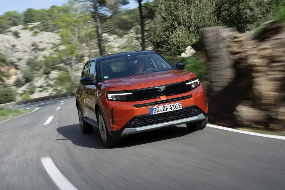 Opel Mokka rouge sur une route sinueuse en montagne.